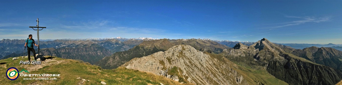 42 Splendida vista panoramica da Cima Menna (2300 m).jpg